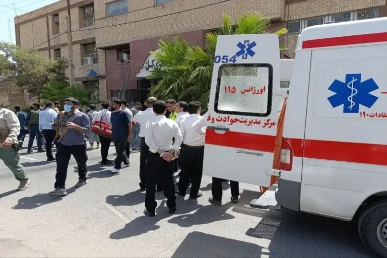 سیستان و بلوچستان کے شہر زاہدان میں عدلیہ کی عمارت پر جیش العدل کا حملہ: نو افراد ہلاک، 13 زخمی iran attack ambulance