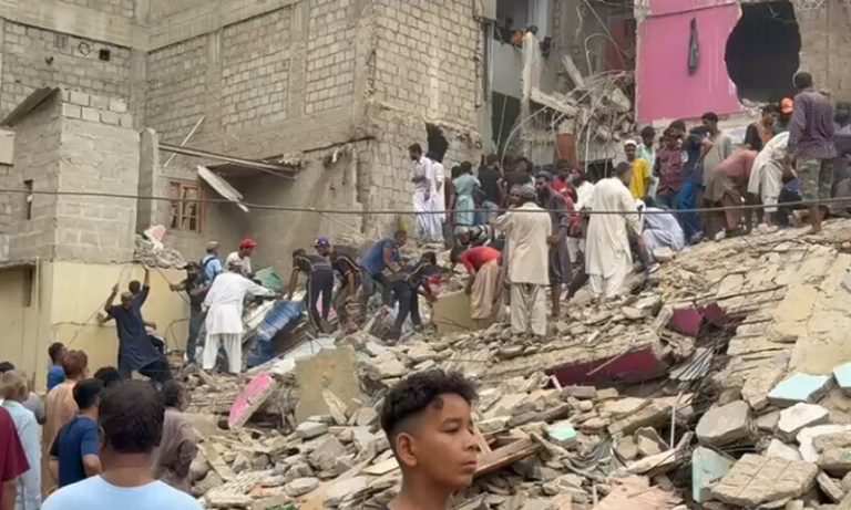 کراچی: لیاری میں 5 منزلہ رہائشی عمارت گرگئی، 6 افراد جاں بحق karachi debris