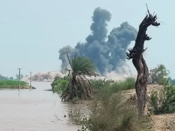 سیلاب سے20 ہلاکتیں دریائے چناب کی ملتان کی جانب پیش قدمی : ہیڈ محمد والا پر بارود نصب chanab river