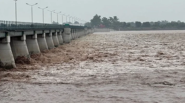flood on head works