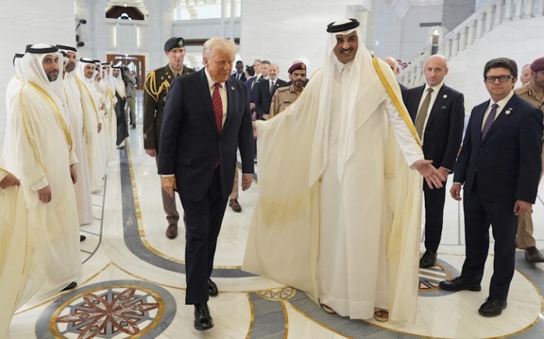 سید مجاہد علی کا تجزیہ : سلامتی کونسل کی بجائے خود احتسابی کی ضرورت trump and ameer qatar