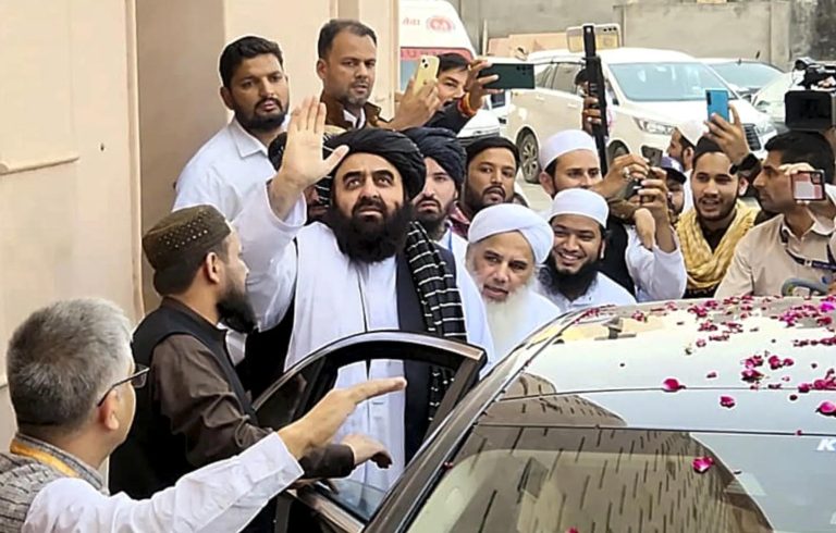 افغان وزیر خارجہ کا بھارت اور دارلعلوم دیو بند میں استقبال : نصرت جاوید کا کالم afghan forieghn minister in dyoband india