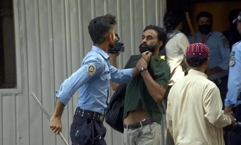 police-raid-on-press-club_islamabad-pressclub-attack-jpg