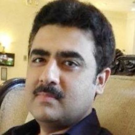 ہم مدینے میں تنہا نکل جائیں گے : یاسر پیرزادہ کا مکمل کالم yasir pirzada umrah