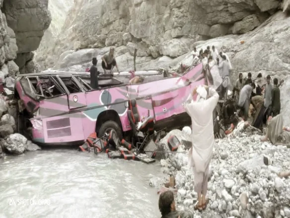 ژوب: کوئٹہ سے پشاور جانے والی بس کھائی میں گر گئی، 40 افراد ہلاک zhob bus accident