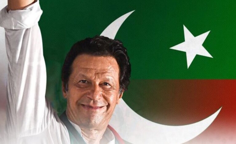 عمران خان کی قیدِ تنہائی ختم کی جائے : سید مجاہد علی کا تجزیہ imran khan with flag