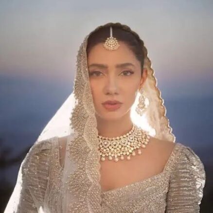 ماہرہ خان اور قوم کو مبارک ہو : یاسر پیرزادہ کا مکمل کالم mahira khan